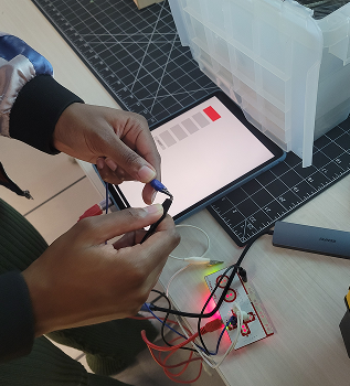 Afterwards, there was a Makey-Makey exercise used to change the colours on the Ipad by touching the alligator clips together, both me and my partner tested it out.